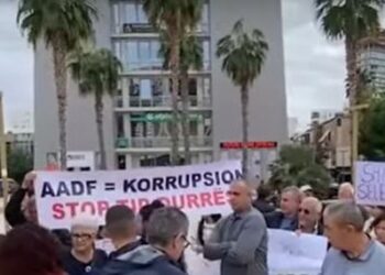 Protestë para bashkisë kundër ‘TID Durrës’/ Banorët kundërshtojnë prishjen e banesave