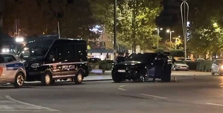 Vlorë/ Aksion “blic” në zonën e Skelës, kontrollohen makinat luksoze dhe me xhama të zinj