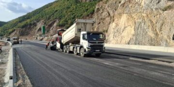 Balluku: 80% e trasesë së rrugës Elbasan-Qafë Thanë është hapur