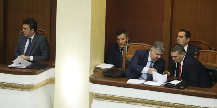 “Ju të PS keni dosje, ata kanë mëkatet e tyre”, si reagojnë Dumani e Çela gjatë debatit në Kuvend