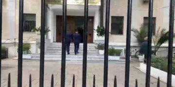 Kreu i policisë së Shtetit dhe i Tiranës mbërrijnë në Gjykatën e Apelit, mbledhje për kushtet e sigurisë