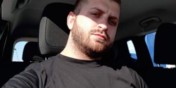 “Jam keq o babë, m’kanë gjujt”, babai i Andi Malokut dëshmon në GJKKO, përplaset me të akuzuarin: Po mua pse doje të më vrisje?