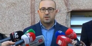 Përjashtimi i Bardhit me 15 ditë nga punimet në Kuvend/ “Qëllimi, t’i mbyllin gojën opozitës”