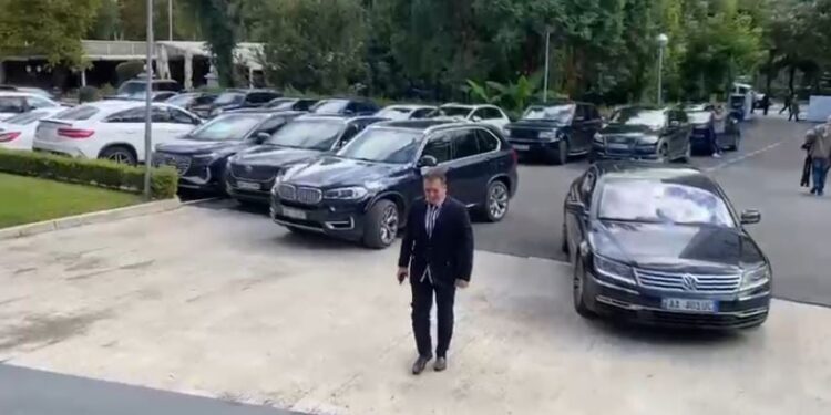 Berisha nis negociatat me aleatët për Florjan Binajn. Lapaj dhe Duka e mbështesin, Shehaj ende pa reagim