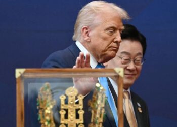 Trump merr dhuratë një kurorë në Korenë e Jugut, zotohet të ulë tensionet mes Seulit dhe Phenianit