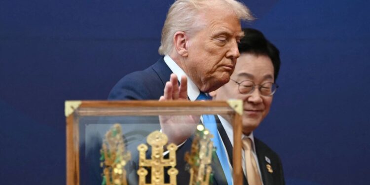 Trump merr dhuratë një kurorë në Korenë e Jugut, zotohet të ulë tensionet mes Seulit dhe Phenianit