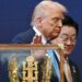 Trump merr dhuratë një kurorë në Korenë e Jugut, zotohet të ulë tensionet mes Seulit dhe Phenianit