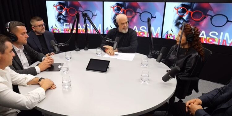 Rama prezanton kandidatët për zgjedhjet e pjesshme lokale, kryeministri batuta me kandidaten eVlorës