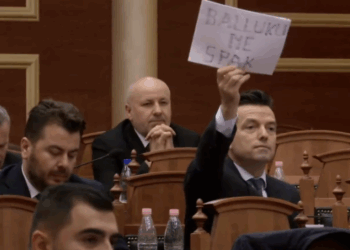 Zvkryeministrja flet në Parlament për akuzat ndaj saj, Shehaj i drejton pankartën: Balluku në SPAK!