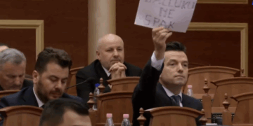 Zvkryeministrja flet në Parlament për akuzat ndaj saj, Shehaj i drejton pankartën: Balluku në SPAK!