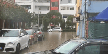 Moti i keq/ Shkodra përfshihet nga reshjet dhe stuhitë!