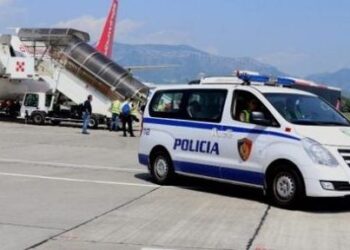 Mashtroi një biznes shqiptar përmes email-eve fiktive dhe përfitoi 33 500 euro, ekstradohet rumunja