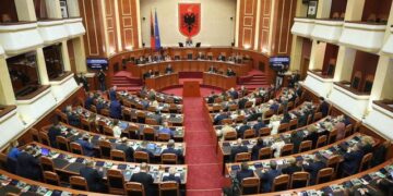 Kuvendi mblidhet në seancë plenare, ja pikat ku pritet të përplasen mazhoranca dhe opozita