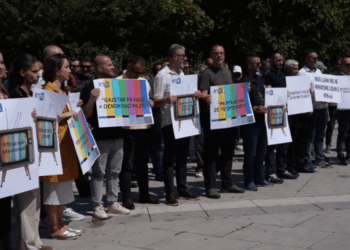 Punëtorët e RTK-së protestojnë për pagat, paralajmërojnë grevë