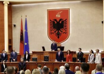 Kuvendi mban një minutë heshtje për ndarjen nga jeta të Fatos Nanos