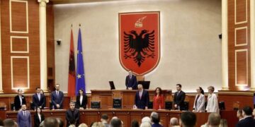 Kuvendi mban një minutë heshtje për ndarjen nga jeta të Fatos Nanos