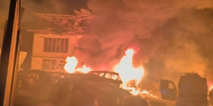 Shpërthim i fuqishëm në një stacion policie në Indi, humbin jetën 7 persona, plagosen 27 të tjerë