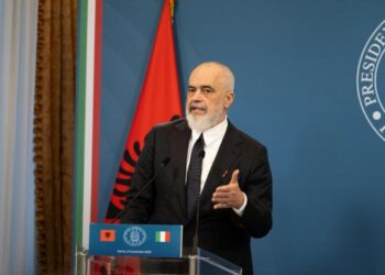 “Do dëbojmë 700 familje shqiptare”, Rama i përgjigjet Sekretares britanike