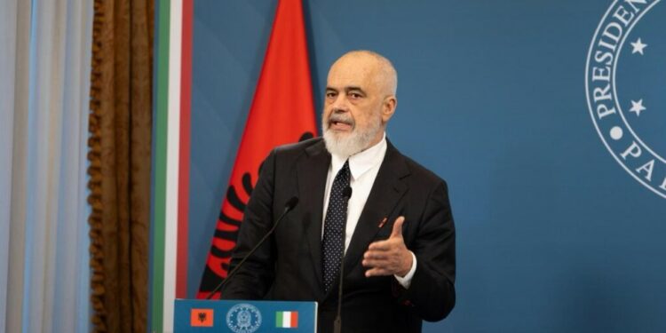 “Do dëbojmë 700 familje shqiptare”, Rama i përgjigjet Sekretares britanike