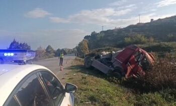 Aksident në aksin Lushnjë–Berat, kamioni del nga rruga dhe përmbyset në kanal