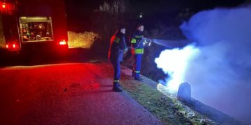 Zjarr në grumbull gomash në Fushë-Milot, tymi pengon trafikun