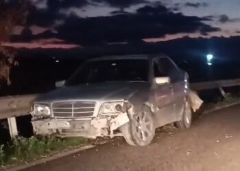 Aksident në Lushnjë-Fier, ‘Benz-i’ përplaset me makinë tjetër dhe drejtuesi arratiset