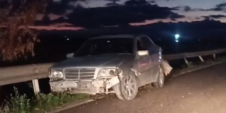 Aksident në Lushnjë-Fier, ‘Benz-i’ përplaset me makinë tjetër dhe drejtuesi arratiset