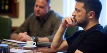 Goditje e madhe personale dhe politike/ “Vetmia” e Zelensky-t pas dorëheqjes së bashkëpunëtorit