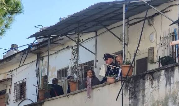 “Do hidhem nga pallati!”, përmbarimi nxjerr 32 familje nga shtëpia në Durrës