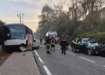 Aksident në Torino: Autobus me 50 nxënës përplaset me “BMW”, 20 të plagosur, vdes një nga shoferët