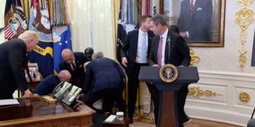 Një personi i bie të fikët gjatë konferencës së Trump