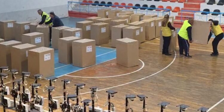 Materialet zgjedhore mbërrijnë në Mat, gjithçka gati për zgjedhjet e së dielës