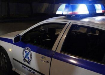 Në Athinë gjendet i djegur me pranga në makinë të vjedhur, dyshohet shqiptar