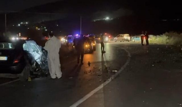 Aksident në Lezhë-Milot, dy të vdekur pas përplasjes së dy makinave