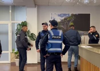 Pogradec/ Sherri në Këshillin Bashkiak, policia mbërrin për të shoqëruar dy personat e përfshirë