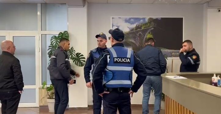 Pogradec/ Sherri në Këshillin Bashkiak, policia mbërrin për të shoqëruar dy personat e përfshirë