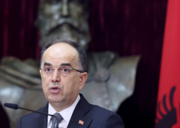 Presidenti Begaj dekreton ish-kryebashkiakun e Vlorës si ambasador të Zvicrës