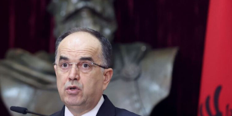 Presidenti Begaj dekreton ish-kryebashkiakun e Vlorës si ambasador të Zvicrës