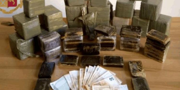 Tre shqiptarë kapen me 20 kg kanabis në Itali