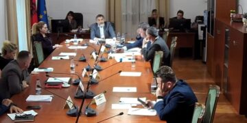 Debat në Komision: Pas përplasjes, Çuçi përjashton Nokën nga salla