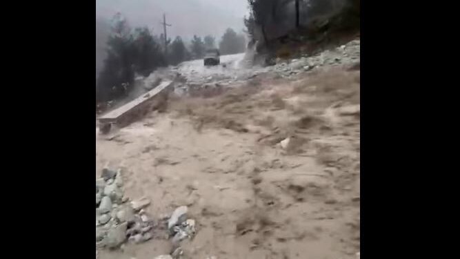 Shembje masivi në rrugën drejt Thethit, 9 persona dhe 5 mjete mbeten të bllokuara