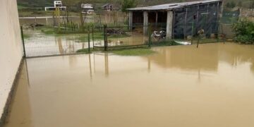 Familja me pesë anëtarë në rrezik, banesa rrethohet nga uji në Thumanë