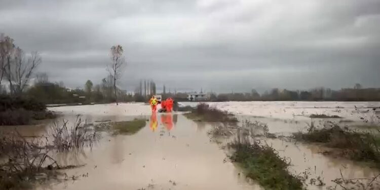 Situata me motin e keq në vend, evakuohen 5 anëtarët e një familjeje në Thumanë