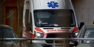 Fier, goditet me thikë pas një konflikti 33-vjeçari, shpallet në kërkim autori