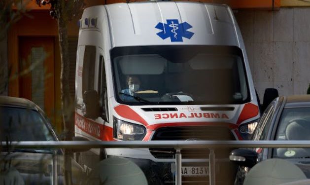 Fier, goditet me thikë pas një konflikti 33-vjeçari, shpallet në kërkim autori