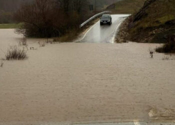 Reshjet e dendura në Korçë, nivelit i ujit rritet