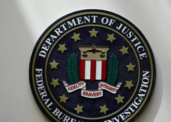 Punonjësi i FBI-së pushohet nga puna sepse solli flamurin LGBTQ+ në zyrë