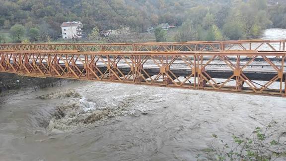 Moti i keq/ Fshati Xhyrë në izolim total, shembet këmba e urës mbi Shkumbin