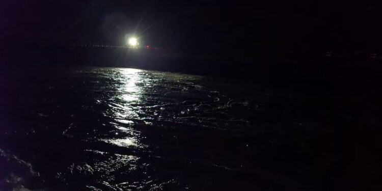 Shirat rrisin prurjet në Fier, rrezik përmbytjeje në Vjosë