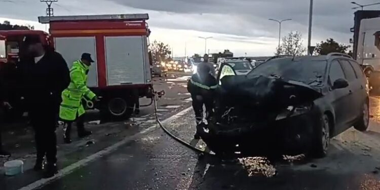 Aksident në aksin Lushnje–Rrogozhinë/ Dy makina përplasen, njëra përfshihet nga flakët
